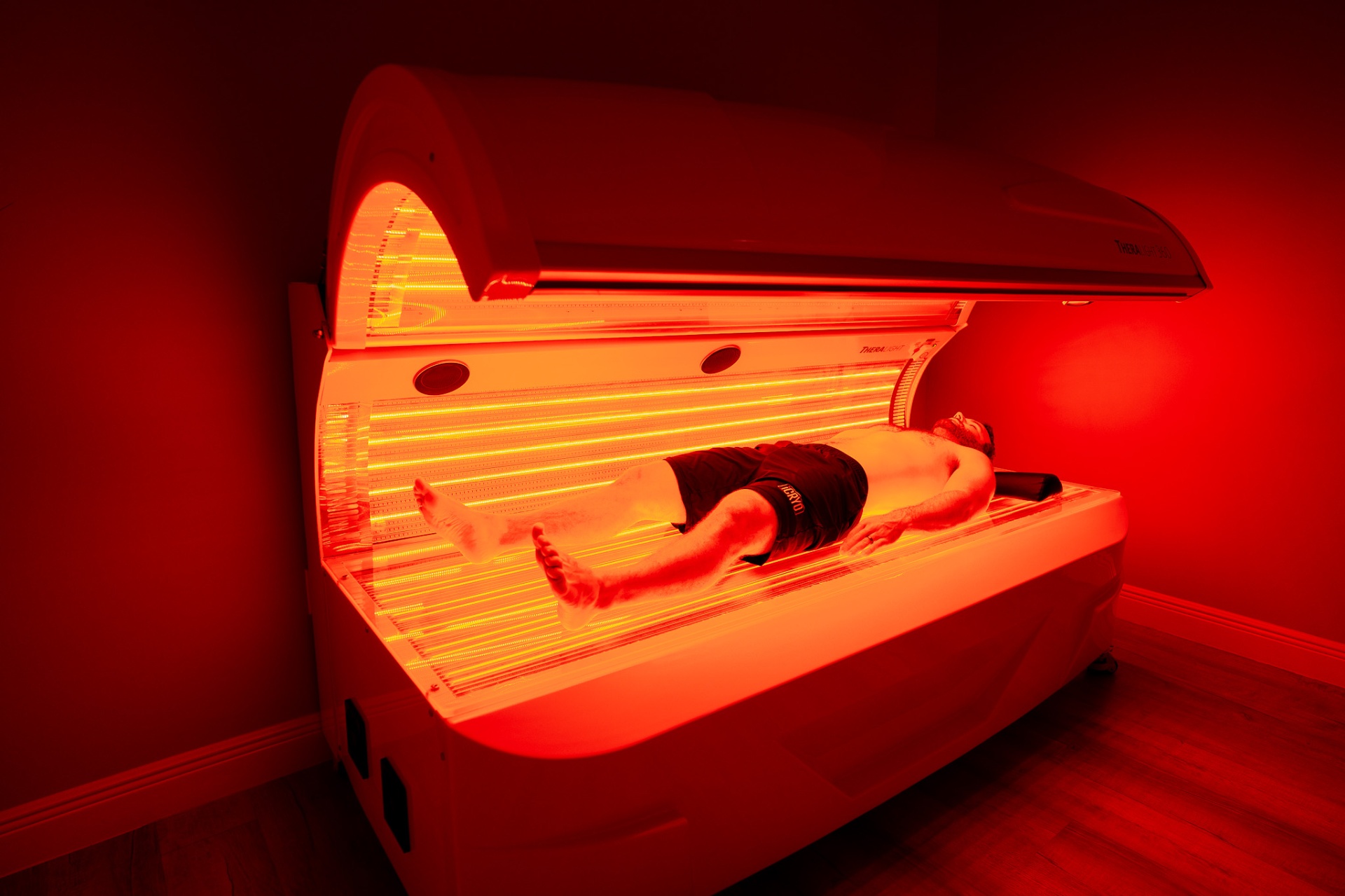 Client receiving red light therapy at iCRYO Okatie-Bluffton